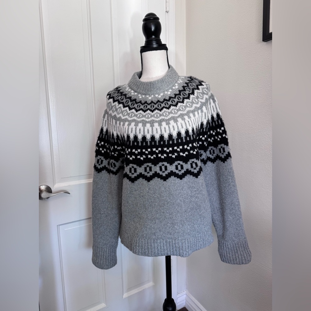 NWT Gray and Black Patterned Women’s Sweater